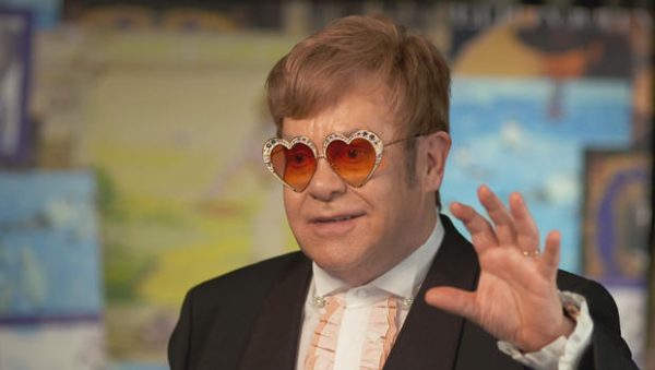 Elton John Com Óculos em Formato de Coração