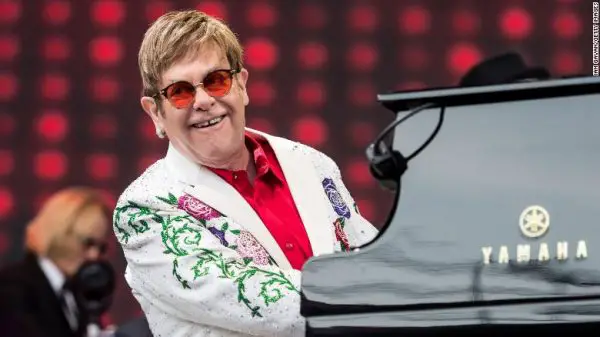 Elton John Tocando Piano em Show