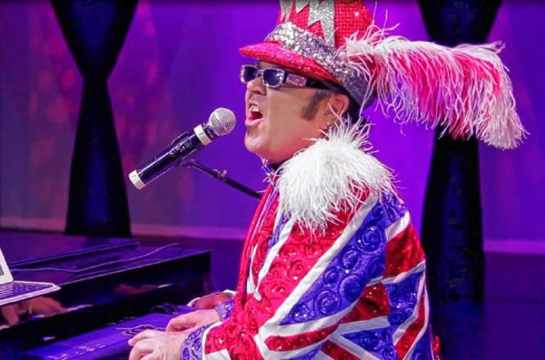 Elton John Usando Roupa Extravagante em Show