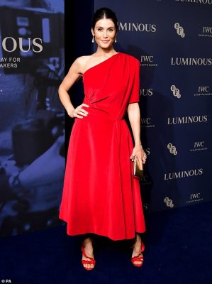 Gemma Arterton de Vestido Vermelho