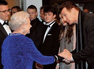 Rainha Elizabeth II e Liam Neeson 