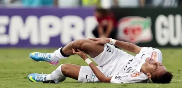Neymar Caído no Chão com Dor na Perna