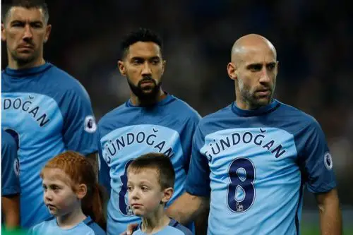 Jogadores do Manchester City Com o Nome do Jogador Gündoğan Estampado nas Camisas 